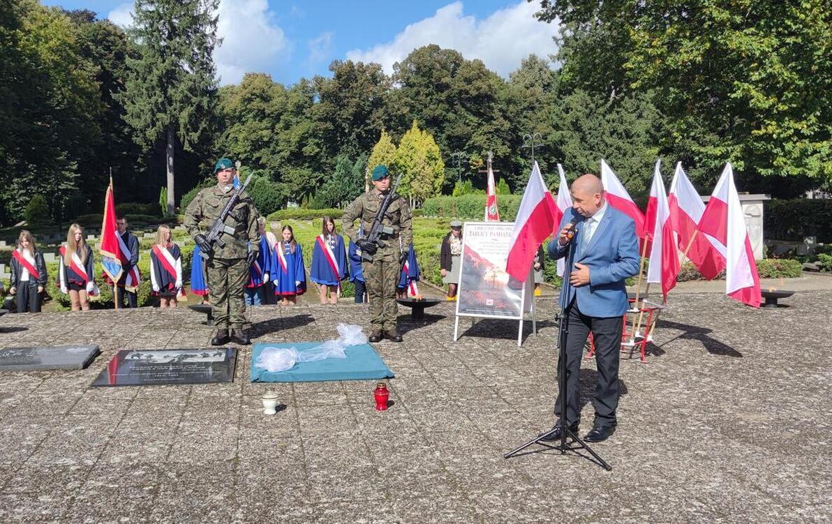 Zdjęcie do Odsłonięto tablicę upamiętniającą ofiary zbrodni na Wołyniu