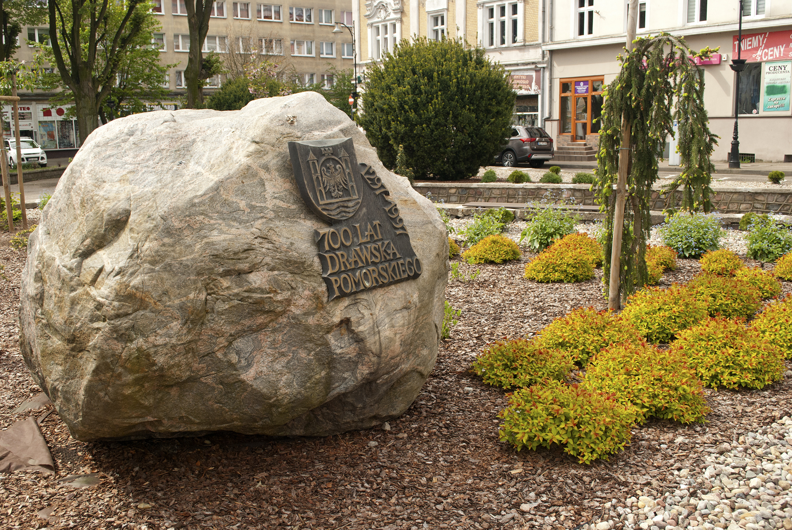 Obelisk z okazji 700 urodzin Drawska Pomorskiego Obelisk z okazji 700 urodzin Drawska Pomorskiego