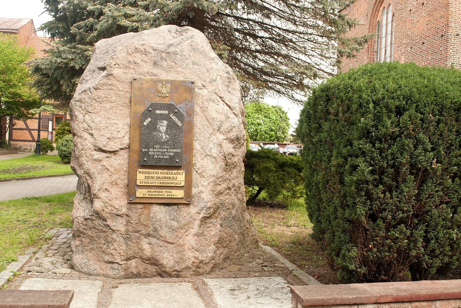 Obelisk w Drawsku Pomorskim z tablicą poświęcony gen. Sikorskiemu