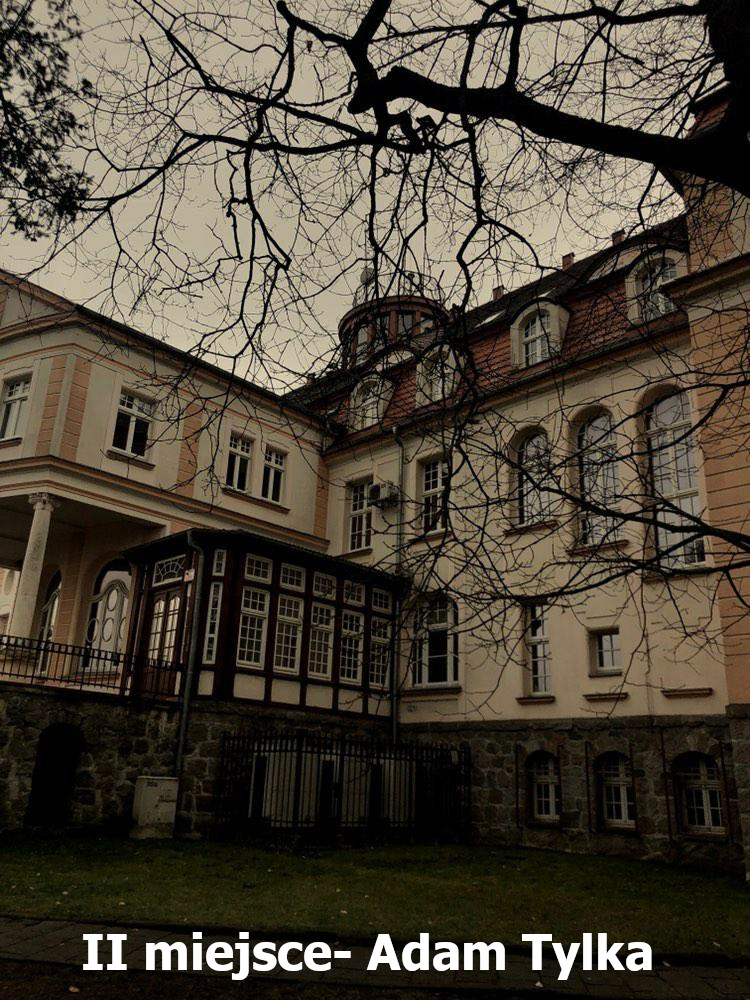 Praca  Adam Tylki pod tytułem „JESIEŃ Z OKIEN STAROSTWA”