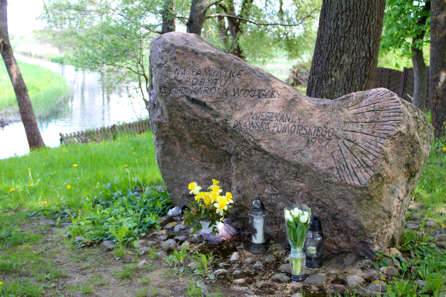 Obelisk w kształcie ryby upamiętniający wizytę ks. kardynała Karola Wojtyły w Drawsku Pomorskim Obelisk w kształcie ryby upamiętniający wizytę ks. kardynała Karola Wojtyły w Drawsku Pomorskim