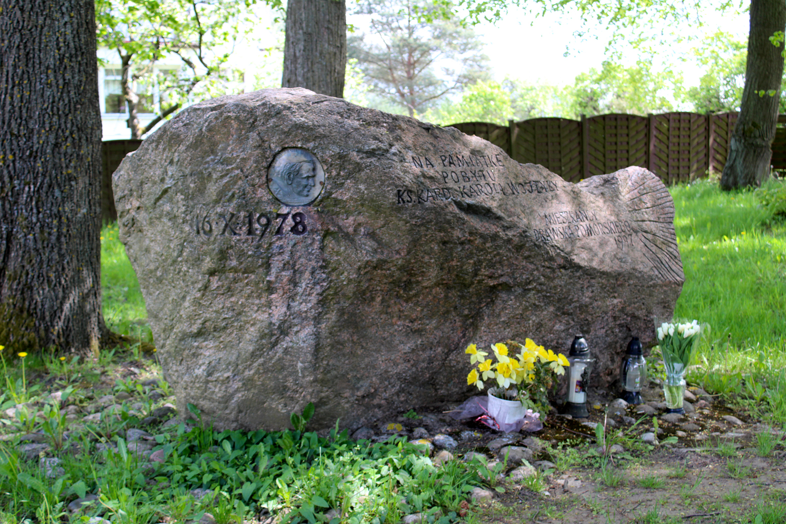 Obelisk w kształcie ryby upamiętniający wizytę ks. kardynała Karola Wojtyły w Drawsku Pomorskim Obelisk w kształcie ryby upamiętniający wizytę ks. kardynała Karola Wojtyły w Drawsku Pomorskim