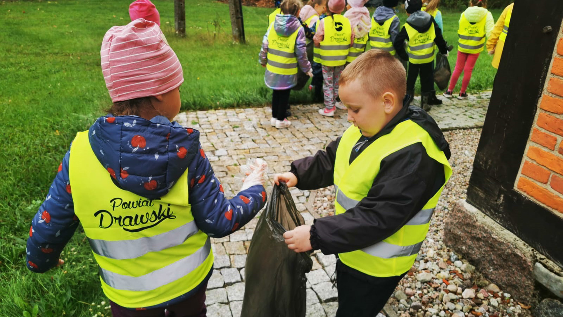 dzieci,szkoła sprzątanie świata