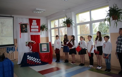 Zdjęcie do Uroczystości patriotyczne w szkole w Nętnie 