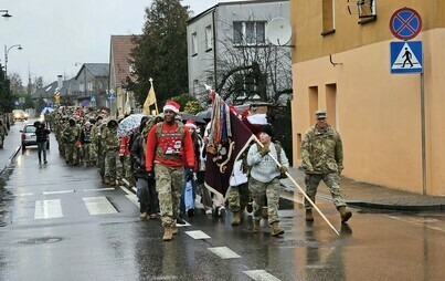 Zdjęcie do Marsz z prezentami. Amerykańscy żołnierze przeszli ulicami Drawska Pomorskiego 