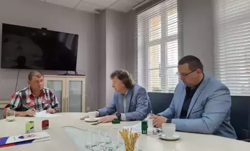 Zdjęcie do Umowa na budowę lodowiska podpisana 