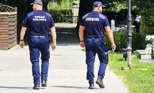 Zdjęcie do Patrole Straży Miejskiej na terenie cmentarza