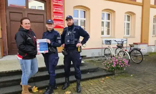 Zdjęcie do    Bezpieczna dzielnica &ndash; wyjazd na cmentarz? Zabezpiecz mieszkanie z pomocą dzielnicowych