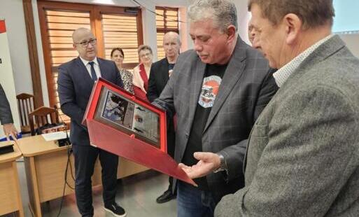 Zdjęcie do Podziękowania dla członk&oacute;w Stowarzyszenia &bdquo;Łowcy Historii&rdquo; podczas sesji Rady Miejskiej w Drawsku Pomorskim
