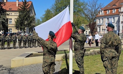 Zdjęcie do Mieszkańcy wsp&oacute;lnie uczcili Dzień Flagi RP