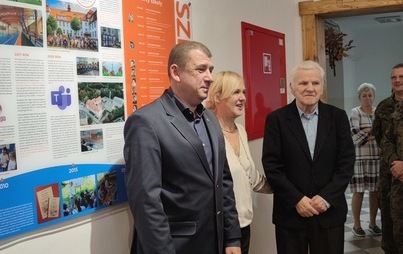 Zdjęcie do Uroczyste odsłonięcie tablicy w SP nr 1