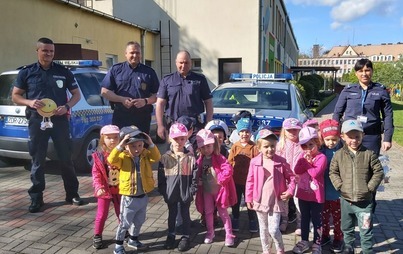 Zdjęcie do Policjanci z drawskiej komendy odwiedzili przedszkolaki