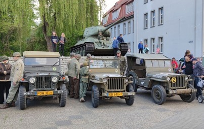 Zdjęcie do Miłośnicy pojazd&oacute;w militarnych odwiedzili Drawsko Pomorskie 