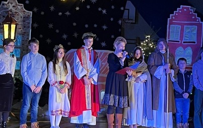 Zdjęcie do Koncert Bożonarodzeniowy połączony z Charytatywnym Kiermaszem Świątecznym w Szkole Podstawowej nr 2 im. Adama Mickiewicza w Drawsku Pomorskim