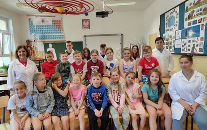 Zdjęcie do Pokaz eksperyment&oacute;w chemicznych w szkole w Mielenku