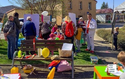 Zdjęcie do Kolorowo przed drawską biblioteką