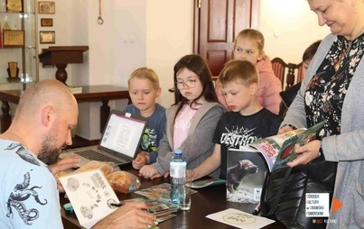Zdjęcie do Tomasz Samojlik w bibliotekach. Było o rysowaniu komiks&oacute;w i książek dla dzieci.