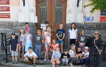 Zdjęcie do Drugoklasiści z drawskiej &bdquo;Jedynki&rdquo; odwiedzili Starostę. 