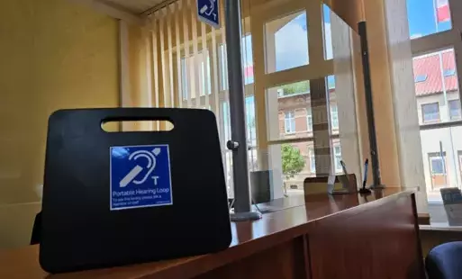 Zdjęcie do Urząd Miejski zainstalował pętlę indukcyjną &ndash; krok w stronę większej dostępności dla mieszkańc&oacute;w 