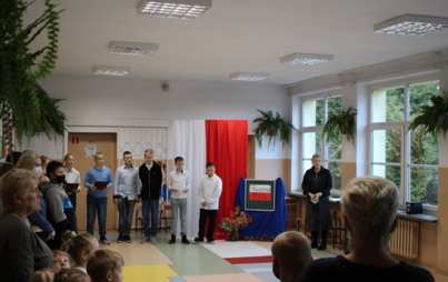 Zdjęcie do Uroczysty apel w Szkole Podstawowej im. Jana Pawła II w Nętnie
