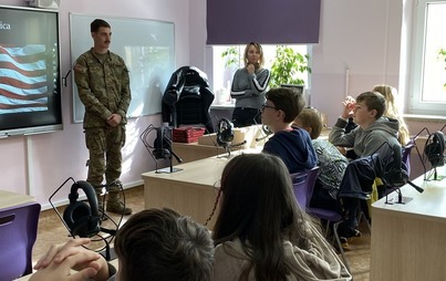 Zdjęcie do Lekcja języka angielskiego z udziałem żołnierzy amerykańskich