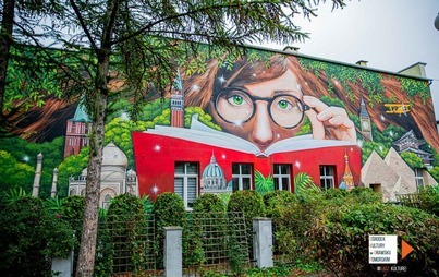 Zdjęcie do Antysmogowy mural &bdquo;Z książką przez świat&rdquo; już zdobi drawską bibliotekę 