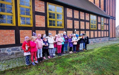 Zdjęcie do Przedszkolaki z Mielenka odwiedziły pobliski cmentarz
