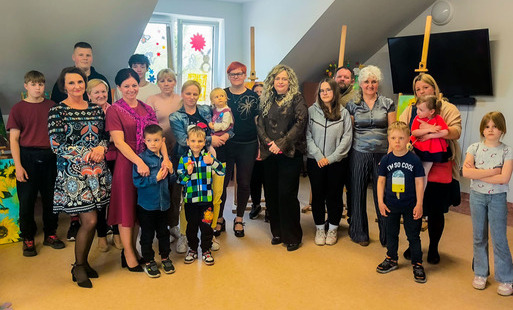 Zdjęcie do Kobieta i kwiaty w roli gł&oacute;wnej. Relacja z wernisażu Moniki Roszak w Rydzewie.