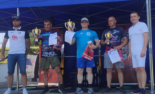 Zdjęcie do Siłacze ze Stowarzyszenia Sport&oacute;w Siłowych Rufian Jankowo na podium